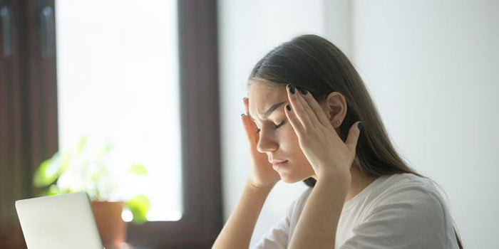 Dolores de cabeza recurrentes: podrían estar relacionados con tus ojos-Ópticas Lafam